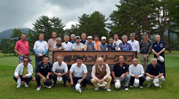 第27回石桜ゴルフコンペ参加者全員で記念写真