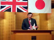 講演する英国大使